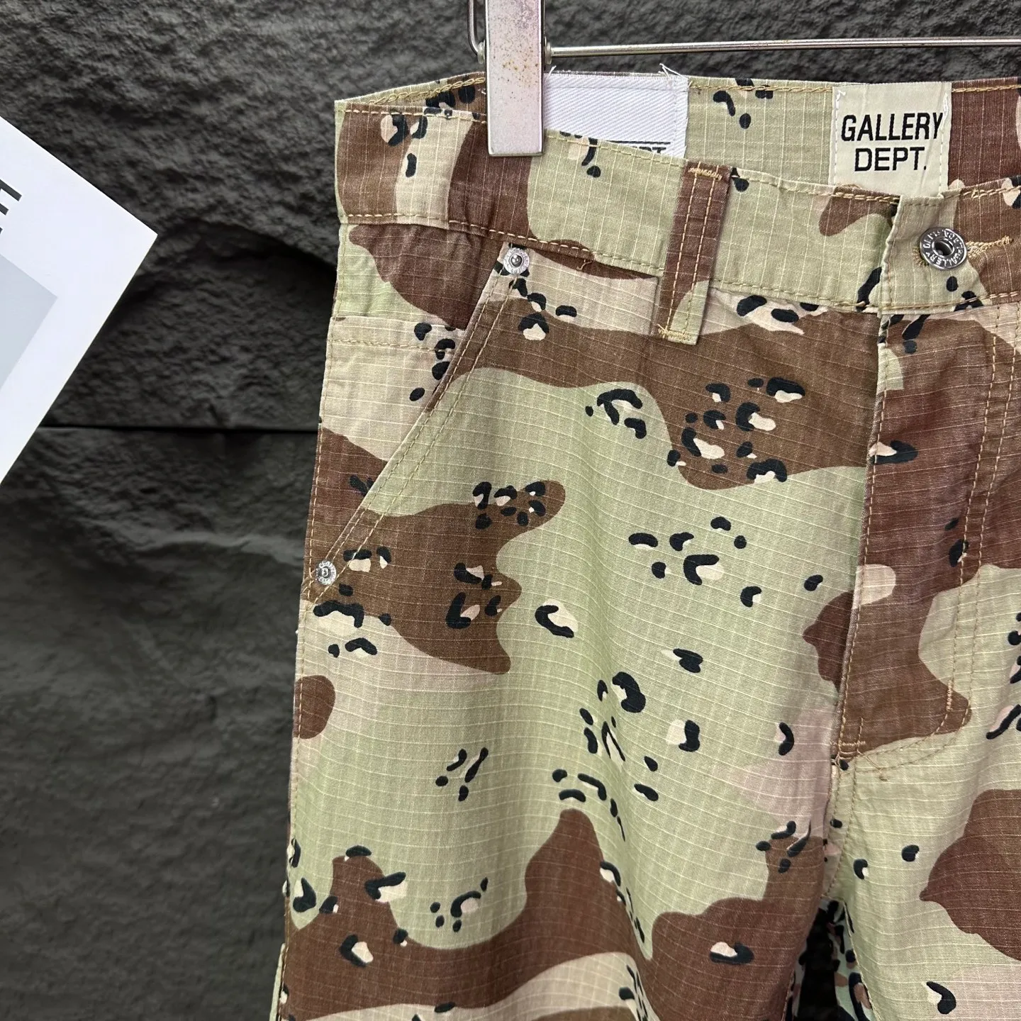 P240 GALLERY DEPT. 2025 new khaki brown camouflage couple style loose bootcut jeans 🔥High version🔥High version🔥Top ceiling quality. Styles with different wash textures, very friendly to people with thin legs and thick legs. The loose bootcut style is very flattering to the leg shape. Moderate length that never goes out of style, easy and casual to match, basic styling for various styles, a must-have in the wardrobe! The fabric is stiff but also makes the upper body soft without losing texture. The washing process is even more perfect. It is a must-have item for everyone! ! ! Washed wheat, hang tag, pants label, complete with three labels Color: khaki Size: 28, 30, 32, 34, 36 (five sizes)